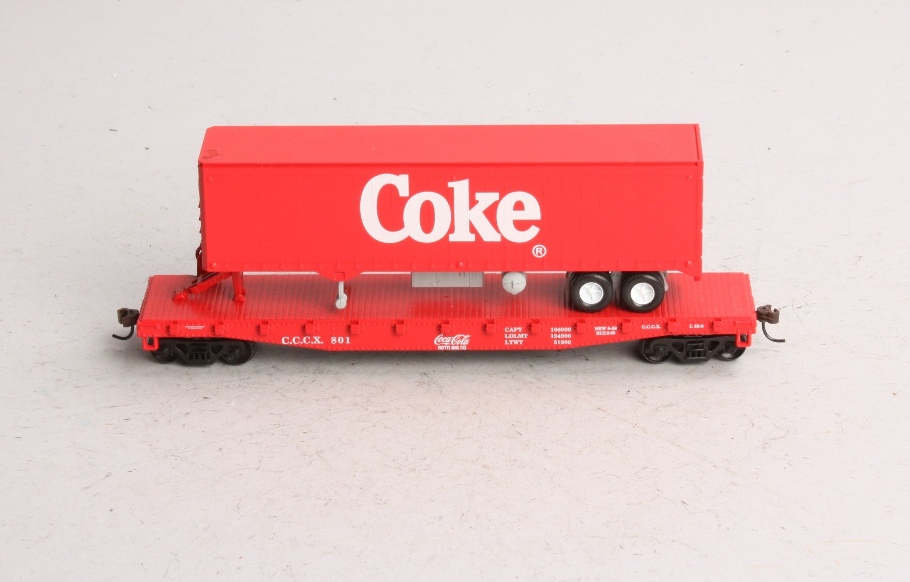 Athearn 8302 HO Train Collection Series 50' Flat Car With 40' Red Coke Trailer