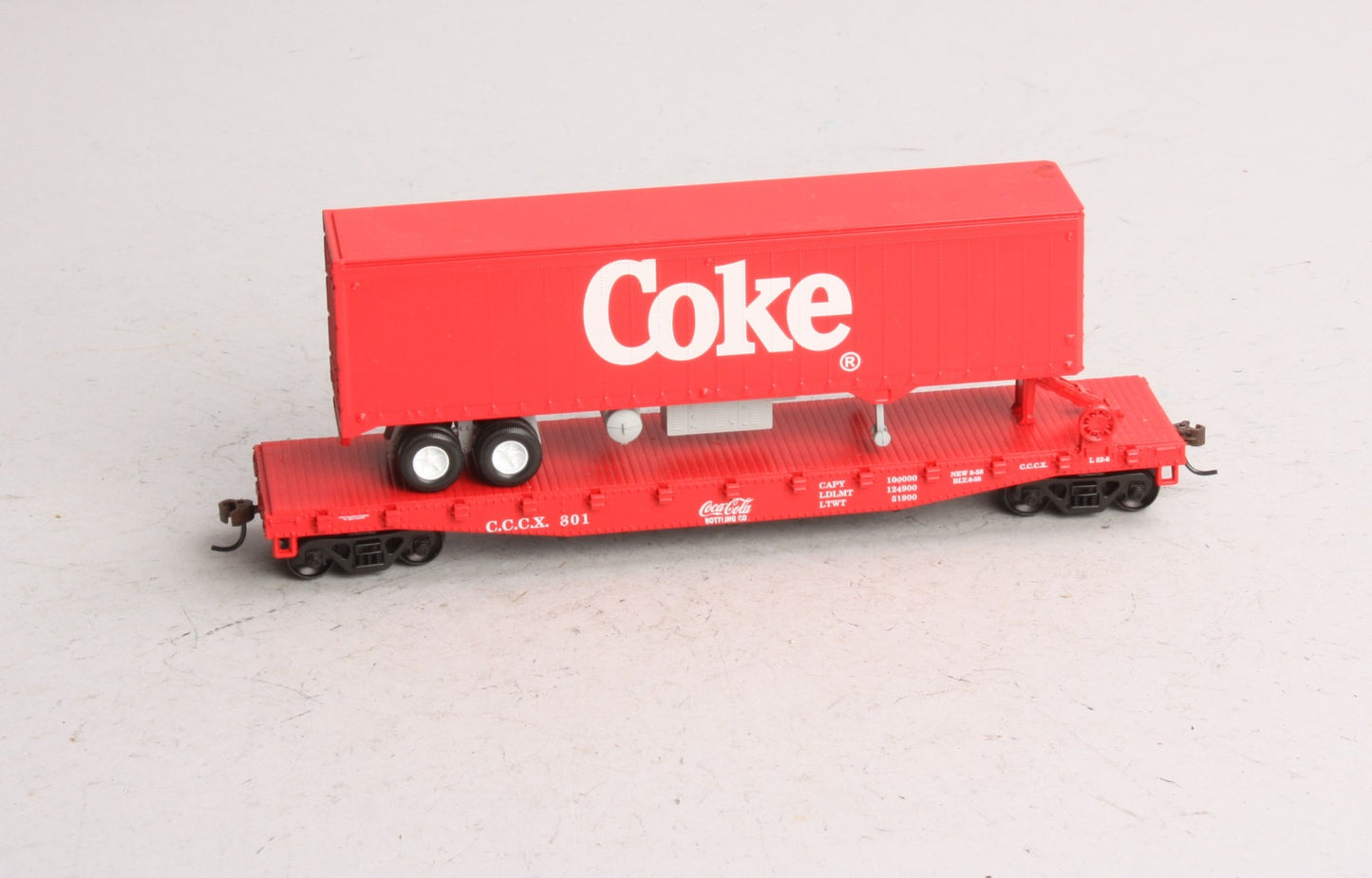Athearn 8302 HO Train Collection Series 50' Flat Car With 40' Red Coke Trailer