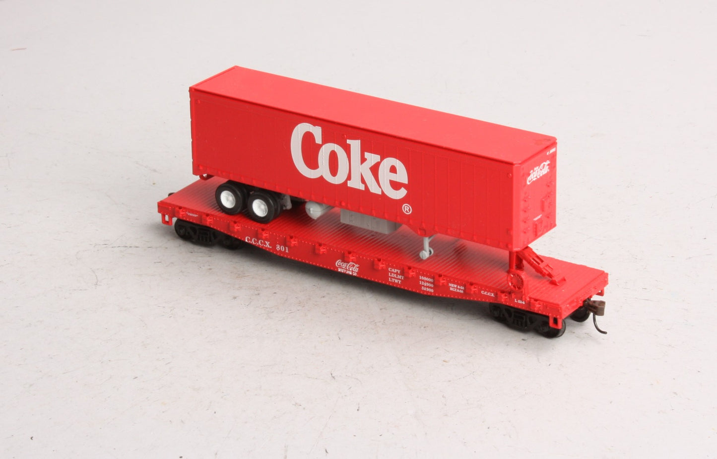 Athearn 8302 HO Train Collection Series 50' Flat Car With 40' Red Coke Trailer