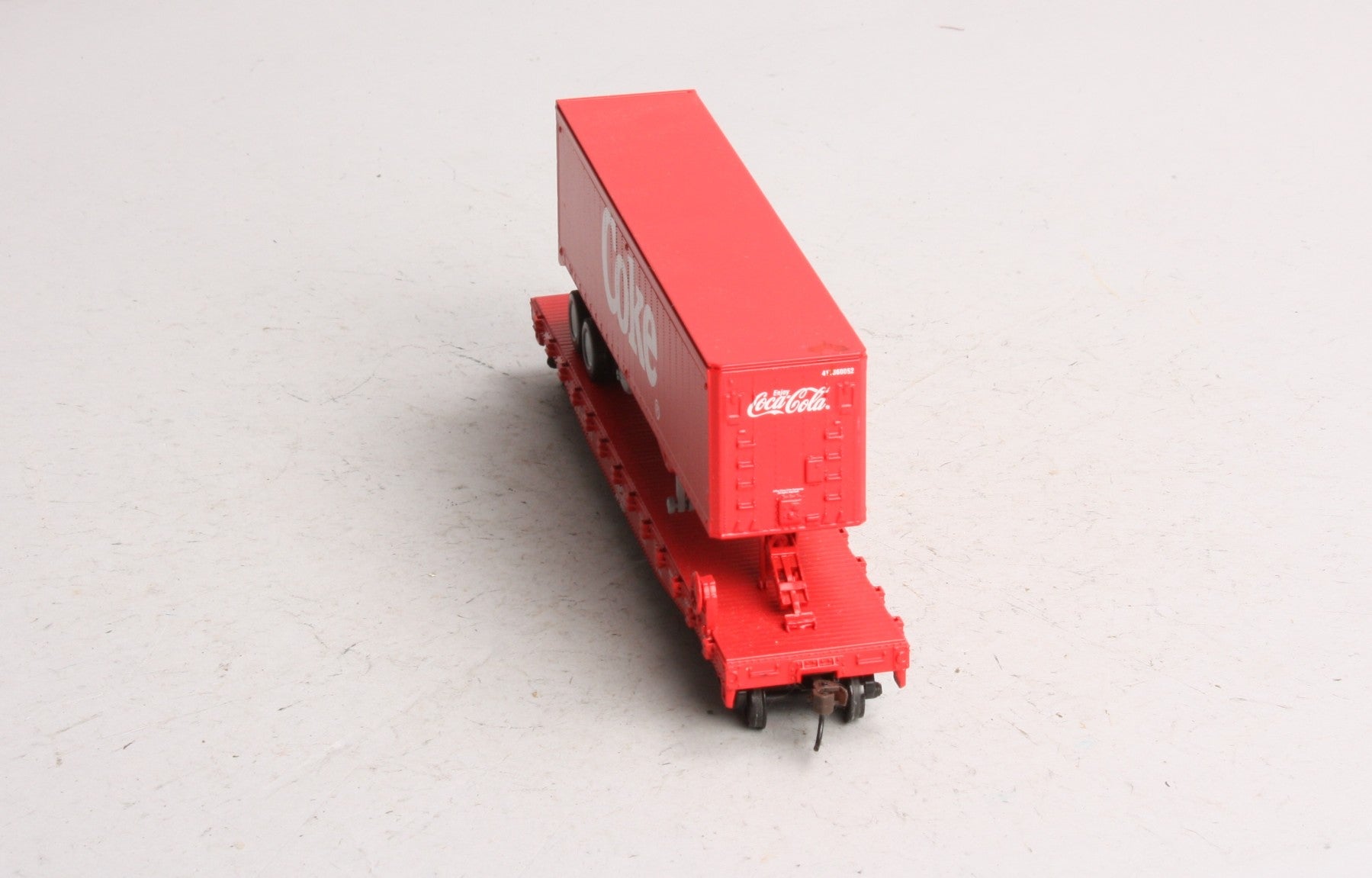 Athearn 8302 HO Train Collection Series 50' Flat Car With 40' Red Coke Trailer