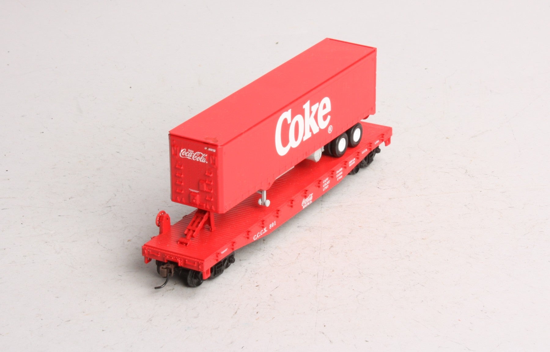 Athearn 8302 HO Train Collection Series 50' Flat Car With 40' Red Coke Trailer