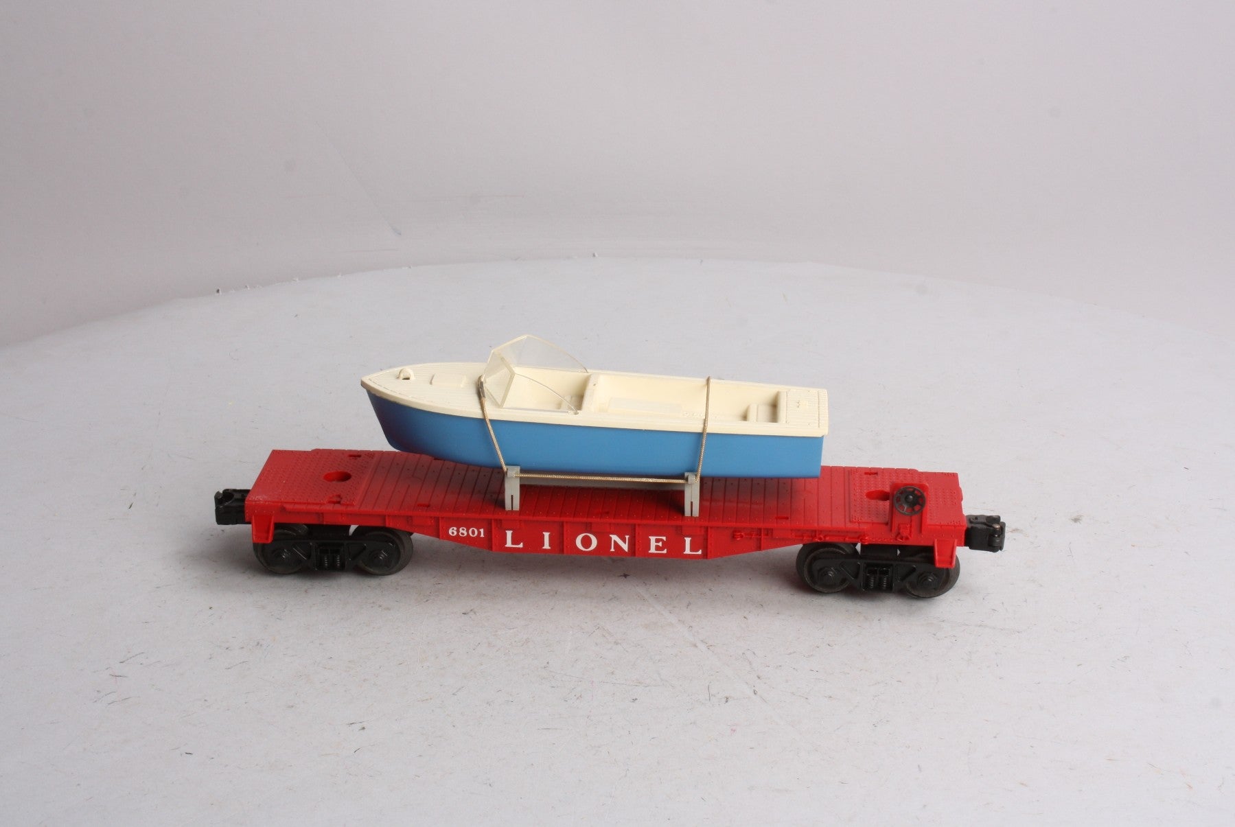 Lionel 6801-75 Vintage O Flatcar with Blue & White Boat