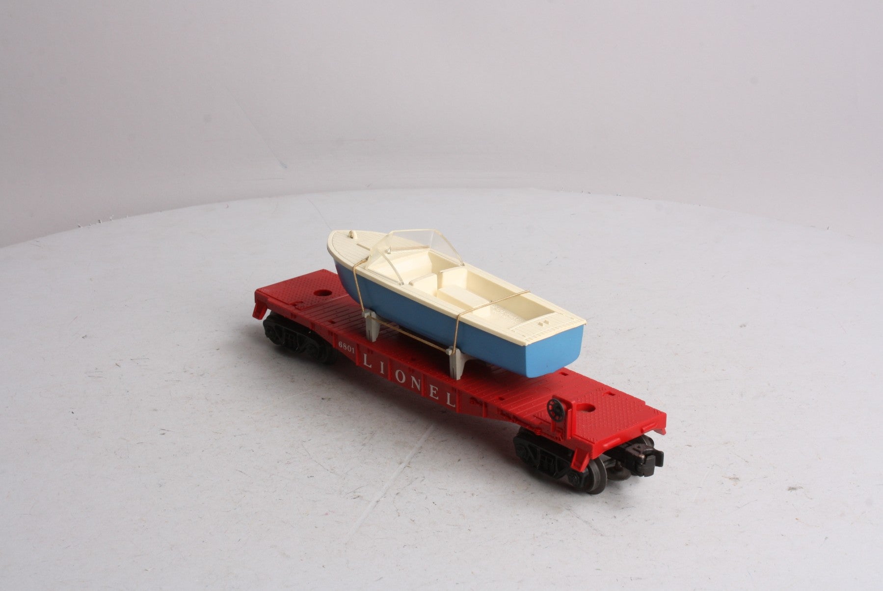 Lionel 6801-75 Vintage O Flatcar with Blue & White Boat