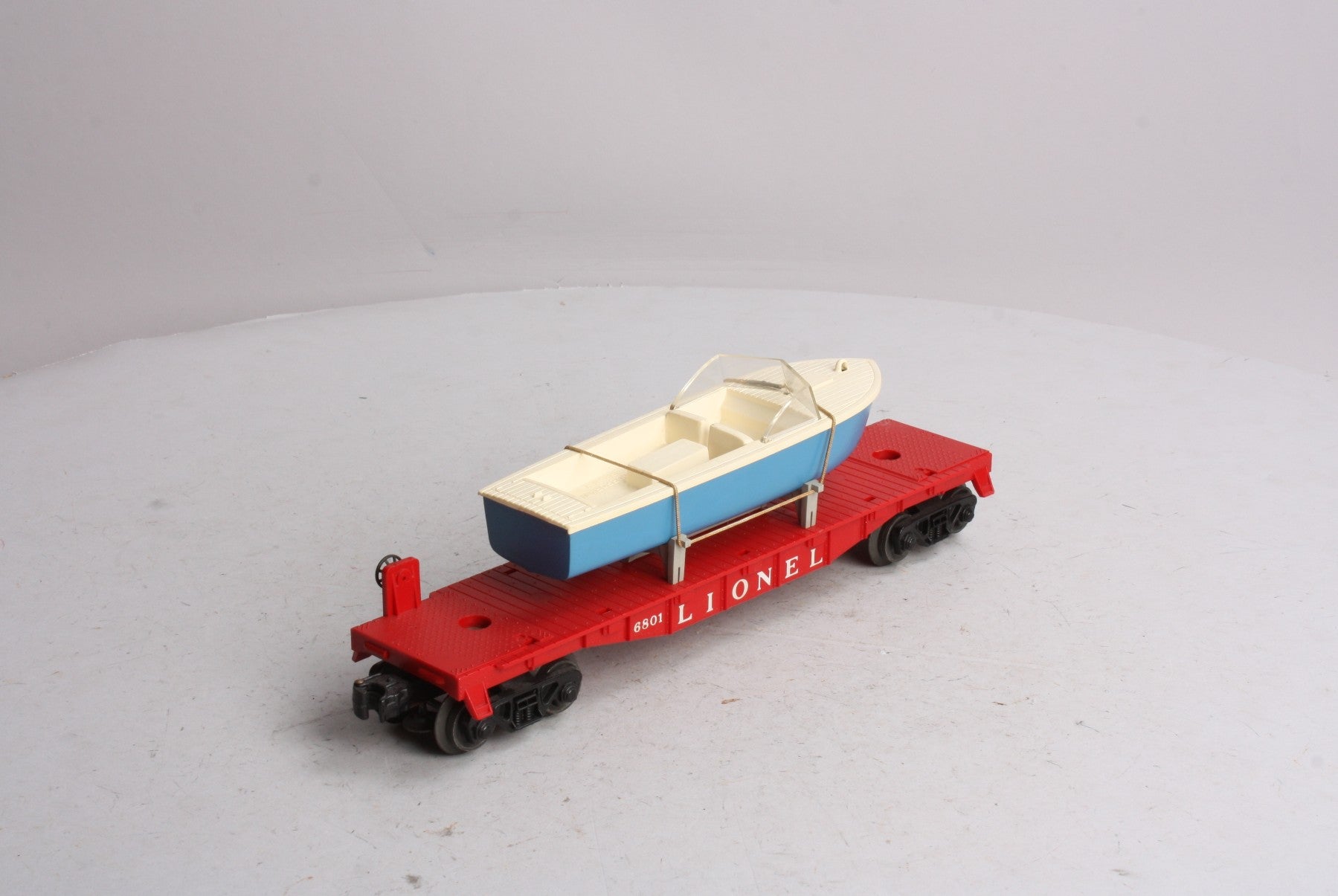 Lionel 6801-75 Vintage O Flatcar with Blue & White Boat