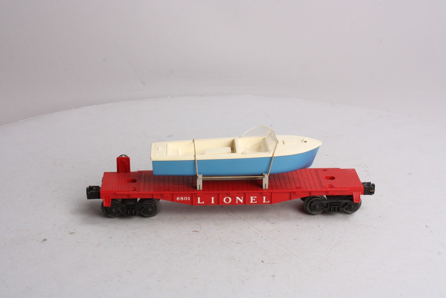 Lionel 6801-75 Vintage O Flatcar with Blue & White Boat