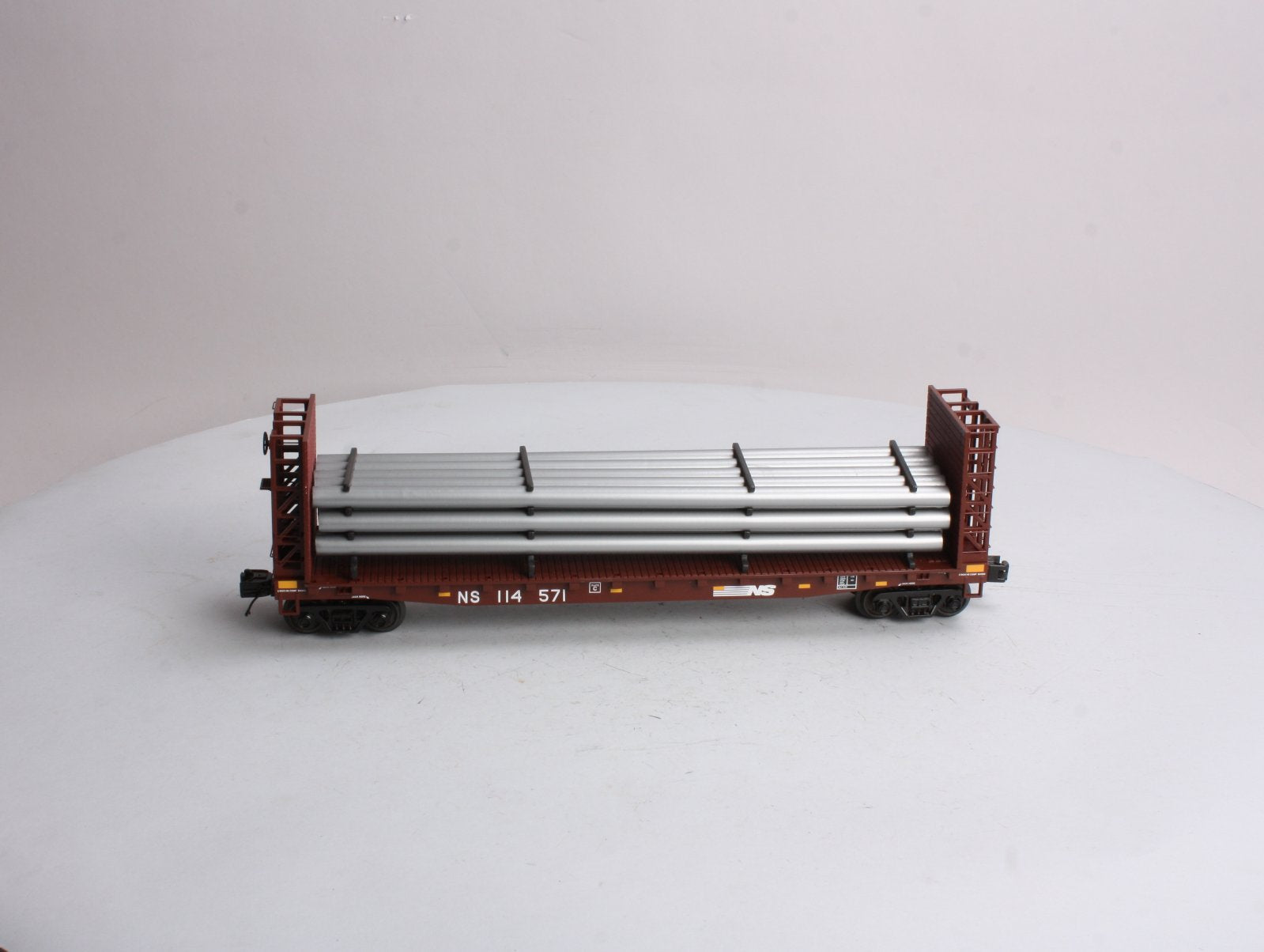 MTH 20-98666 Norfolk Southern Flat Car - w/Bulkheads & Pipe Load