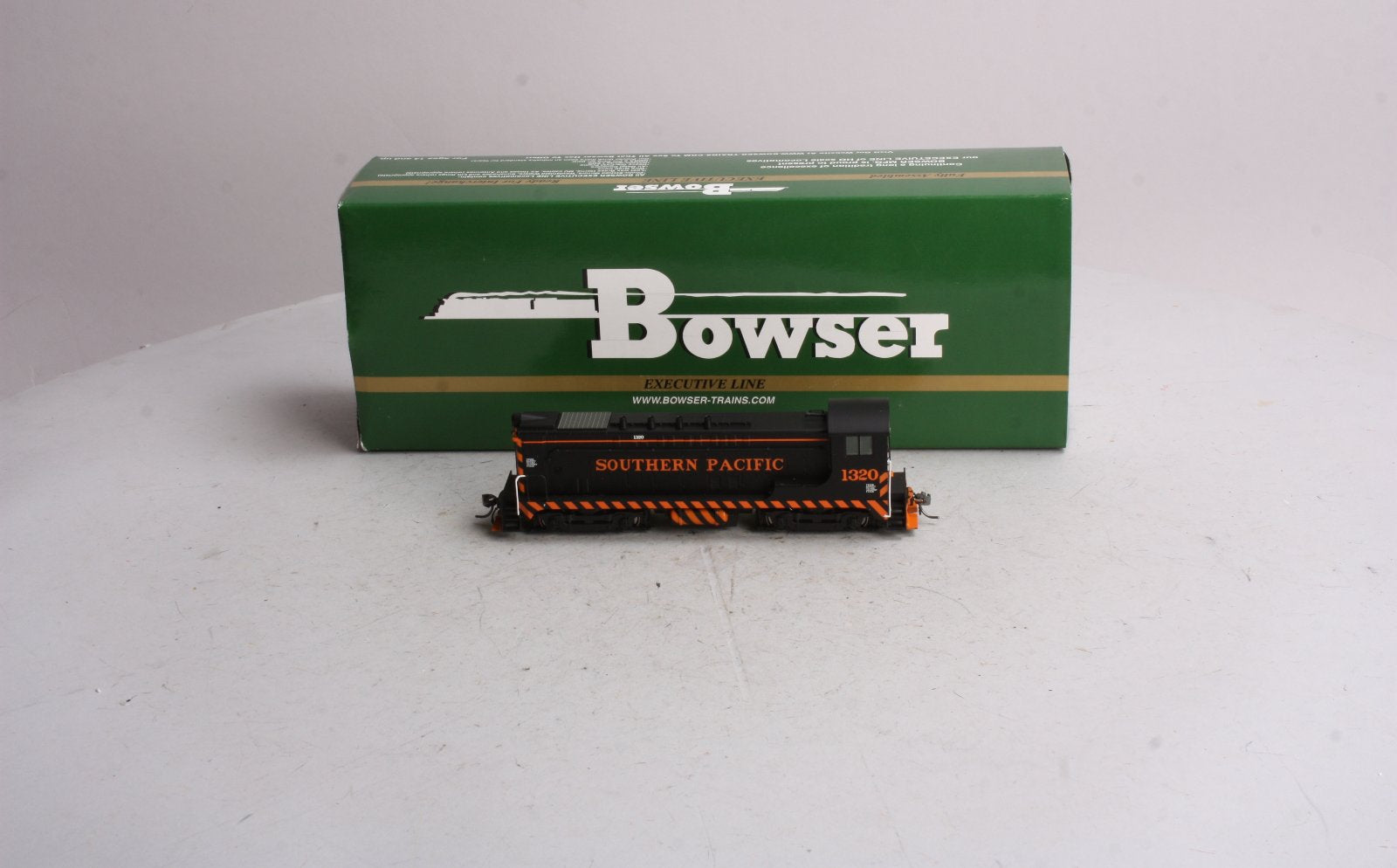 Bowser 23347 HO VO-1000, SP #1320 with Poles