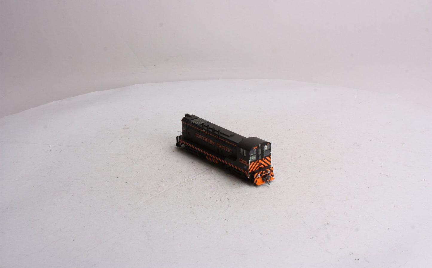 Bowser 23347 HO VO-1000, SP #1320 with Poles