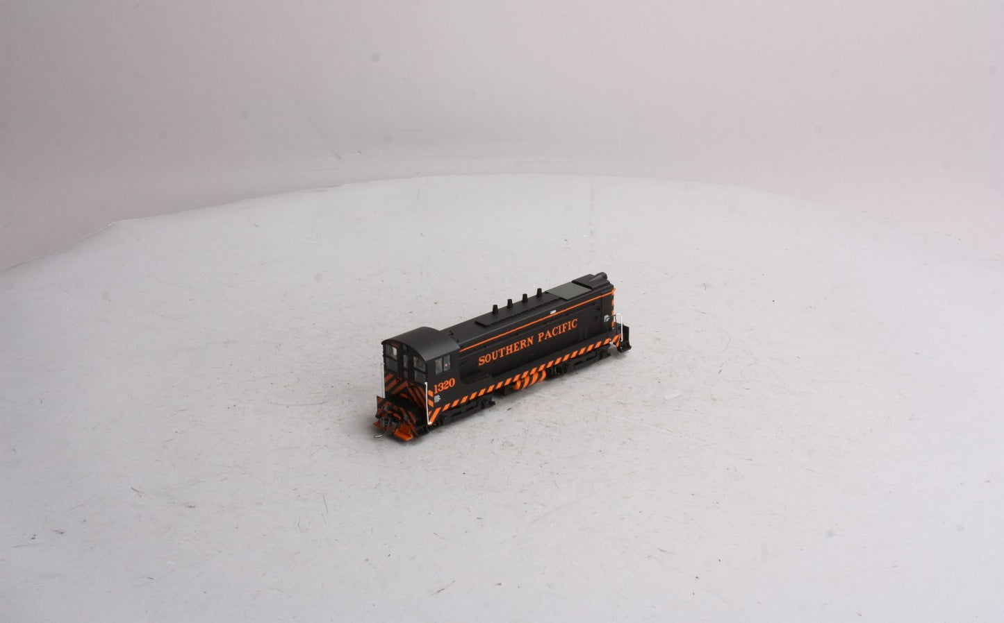 Bowser 23347 HO VO-1000, SP #1320 with Poles
