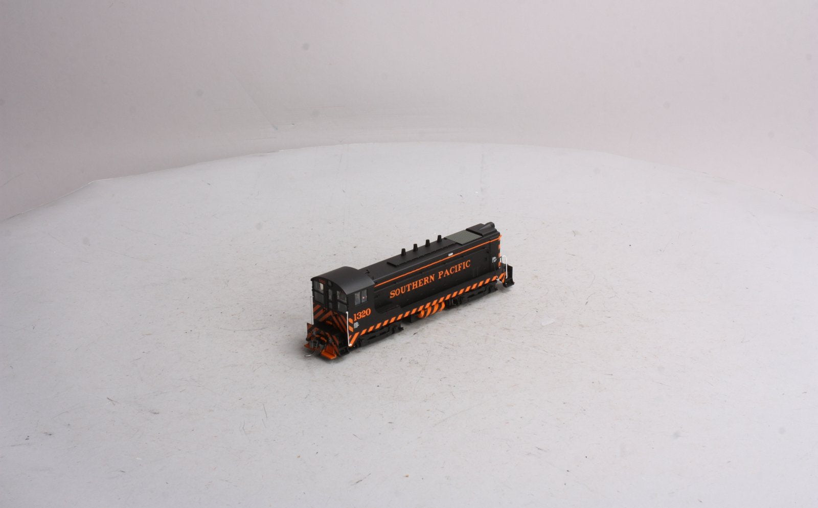 Bowser 23347 HO VO-1000, SP #1320 with Poles