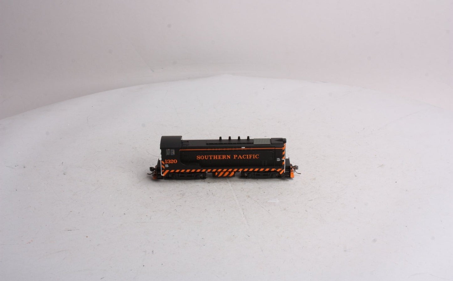 Bowser 23347 HO VO-1000, SP #1320 with Poles