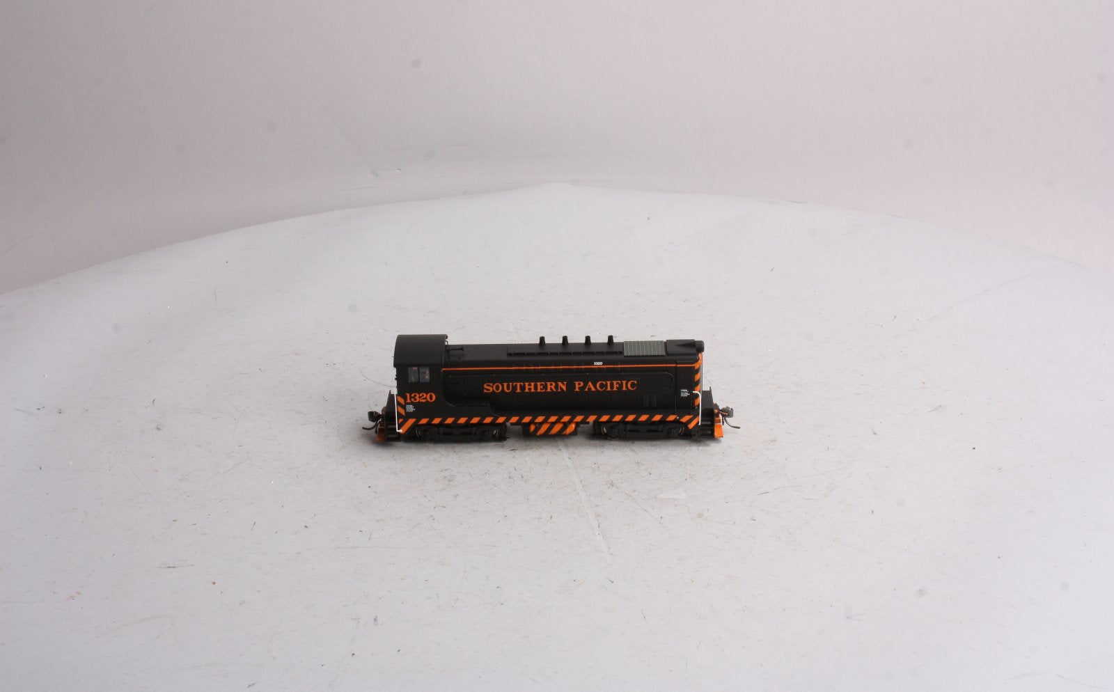 Bowser 23347 HO VO-1000, SP #1320 with Poles