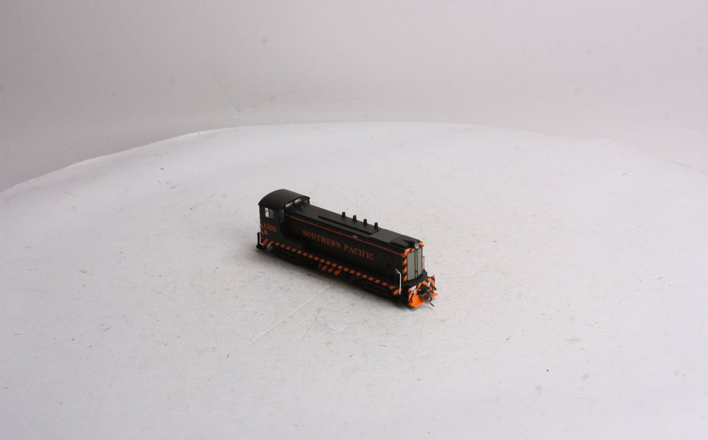 Bowser 23347 HO VO-1000, SP #1320 with Poles
