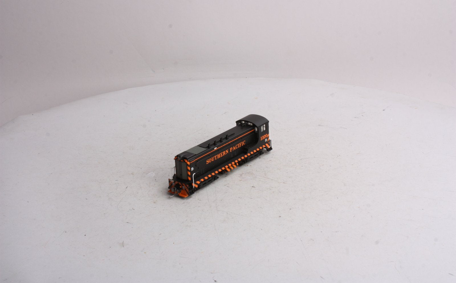 Bowser 23347 HO VO-1000, SP #1320 with Poles