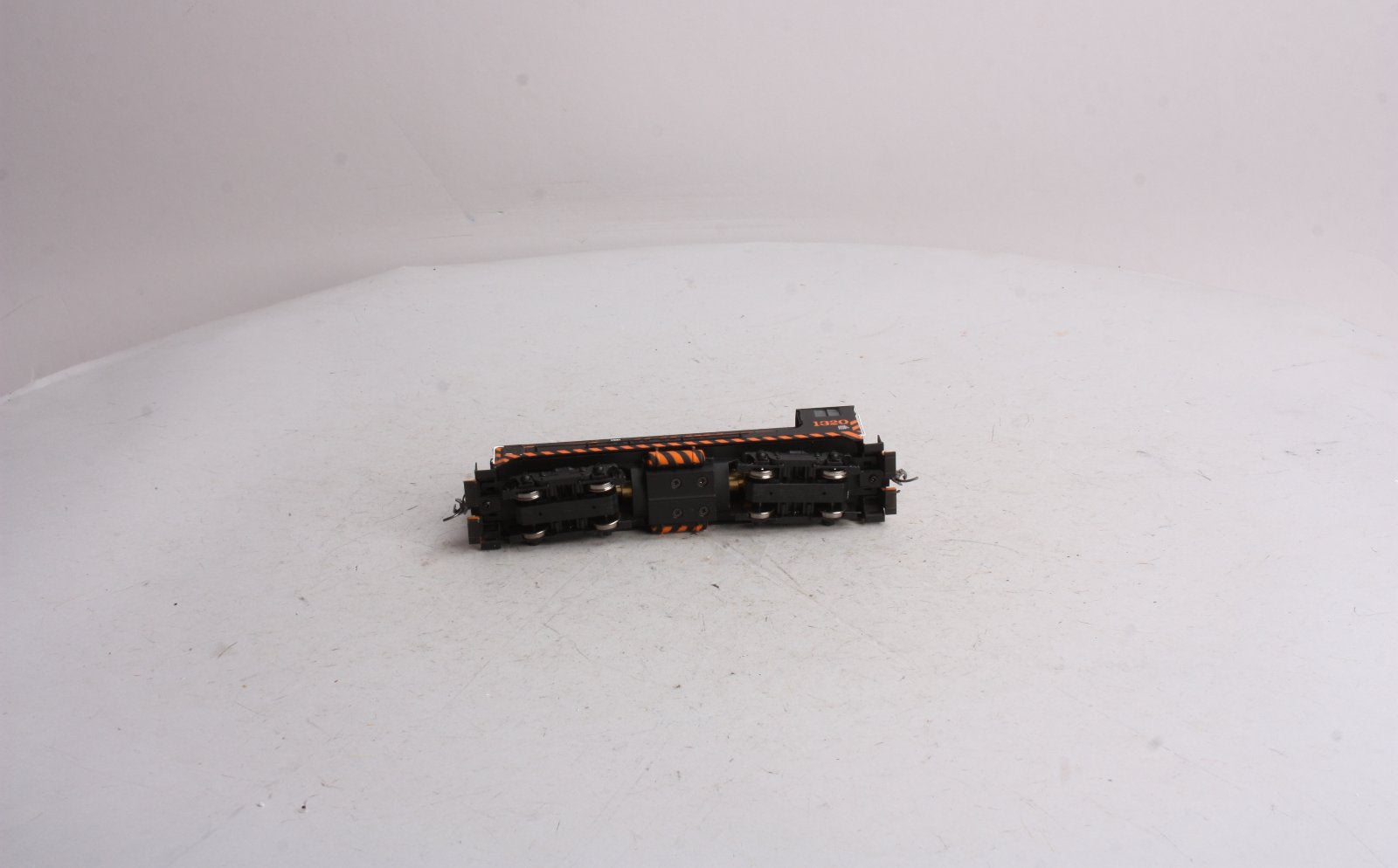 Bowser 23347 HO VO-1000, SP #1320 with Poles