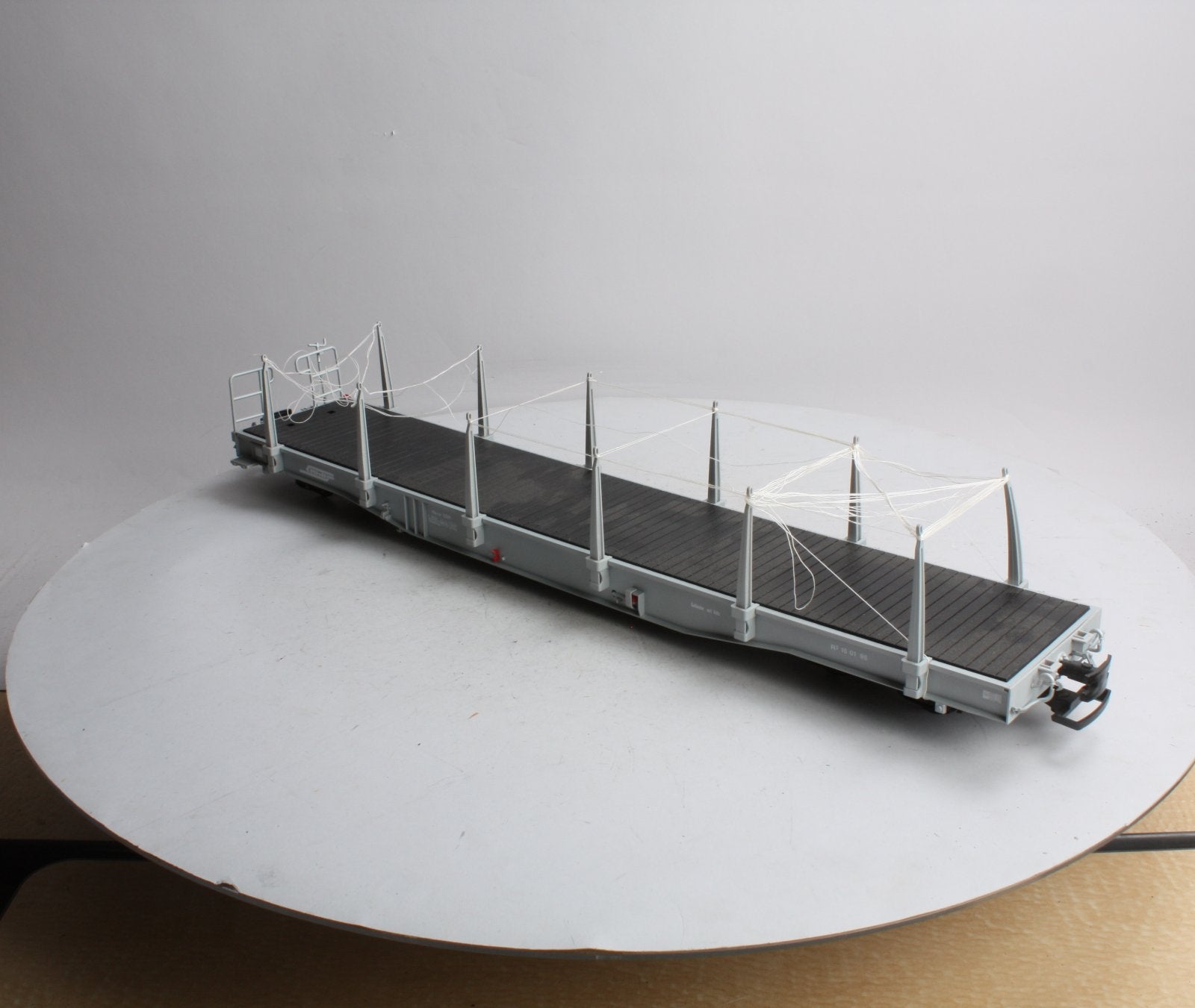 LGB 40920 Rhb Flatcar with Stakes – Trainz