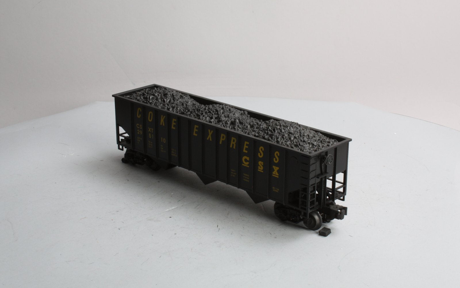 Lionel 6-17120 O Gauge CSX 3-Bay Hopper with Coal Load