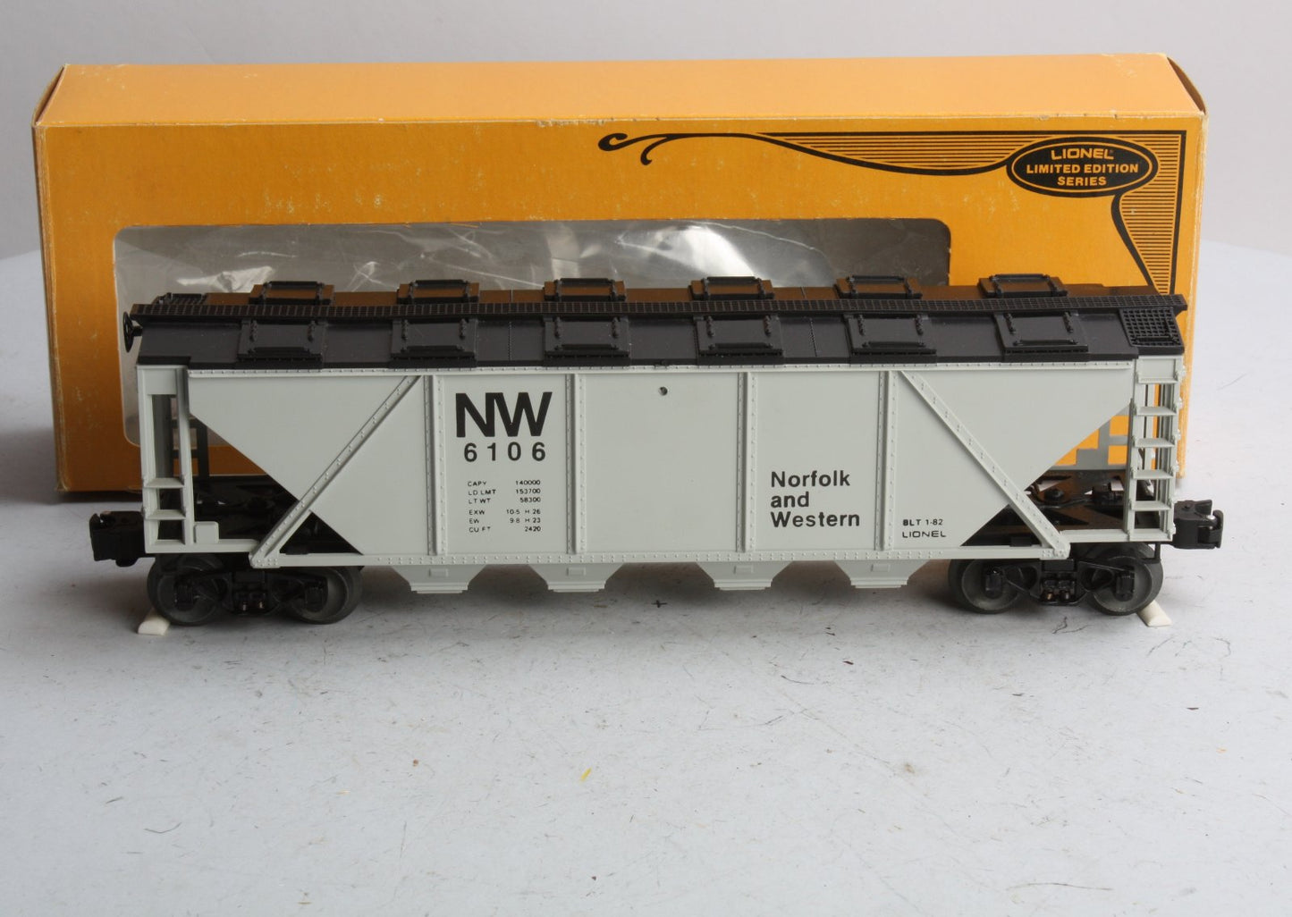 Lionel 6-6106 Norfolk & Western Covered Hopper