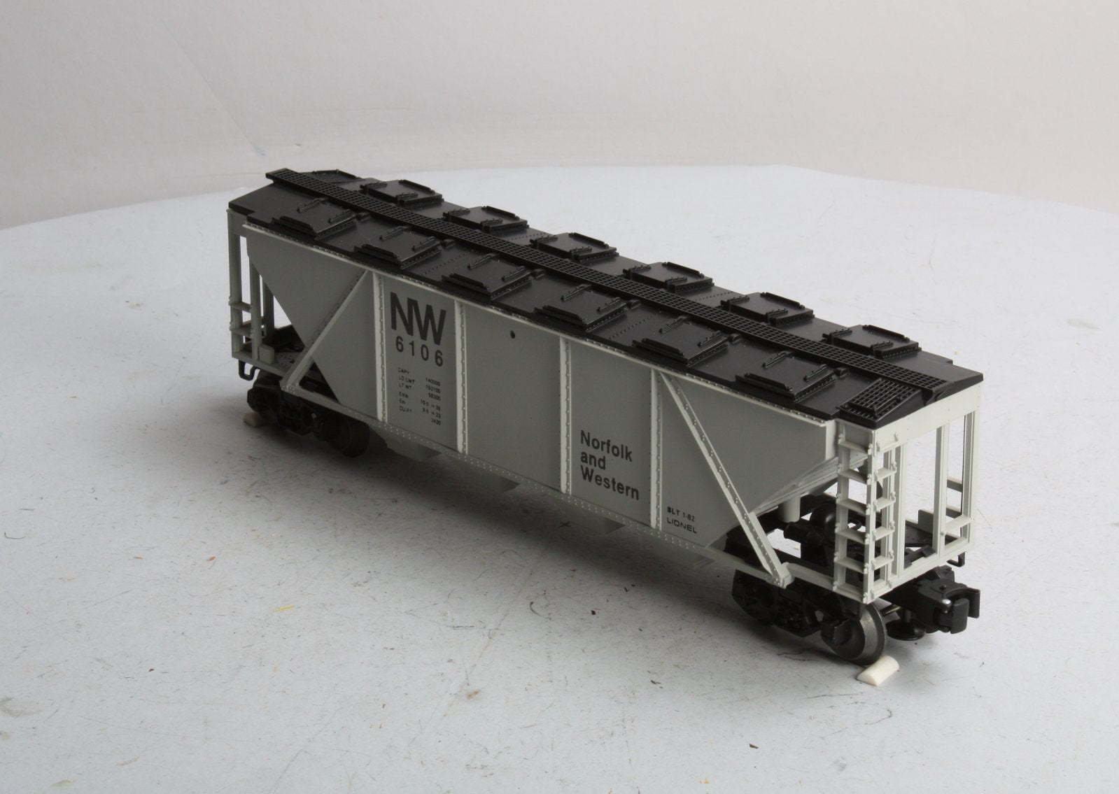 Lionel 6-6106 Norfolk & Western Covered Hopper