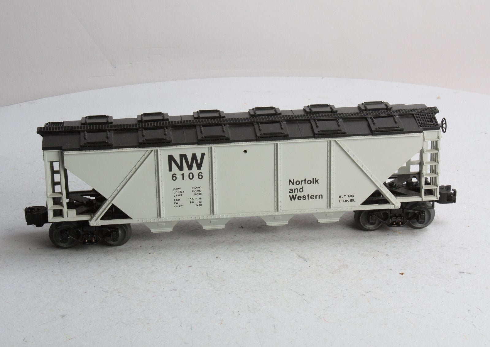 Lionel 6-6106 Norfolk & Western Covered Hopper