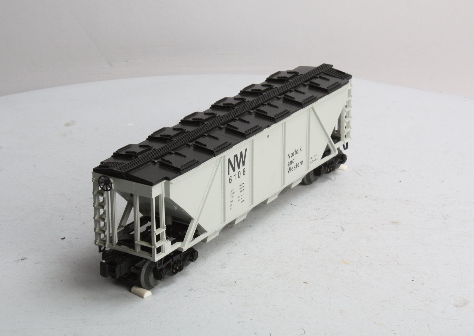 Lionel 6-6106 Norfolk & Western Covered Hopper
