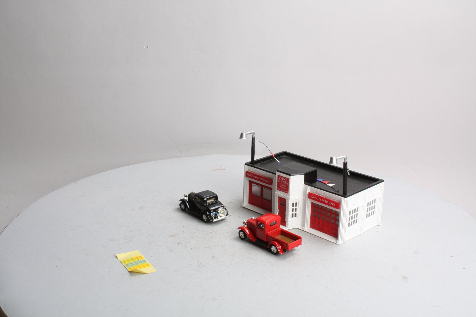 Lionel 6-22468 O Fast Eddie's Used Car Lot w/2 Diecast Cars (Assorted)