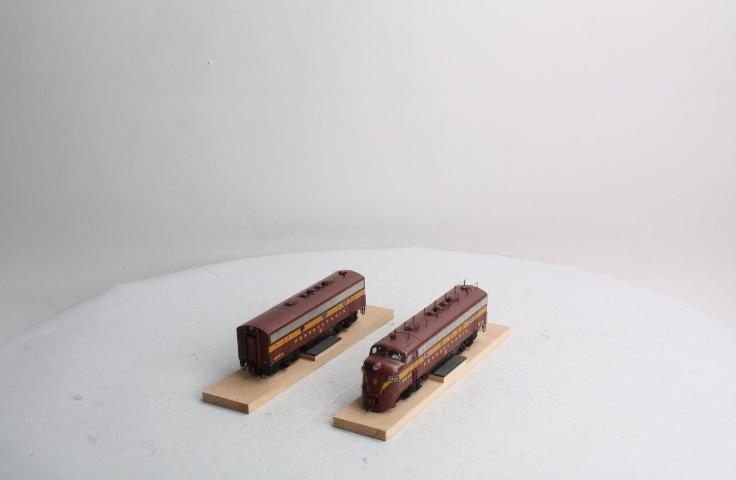 Athearn G22322 HO PRR FP7-F7B Diesel Locomotive w/DCC & Sound #9832A, #9832B