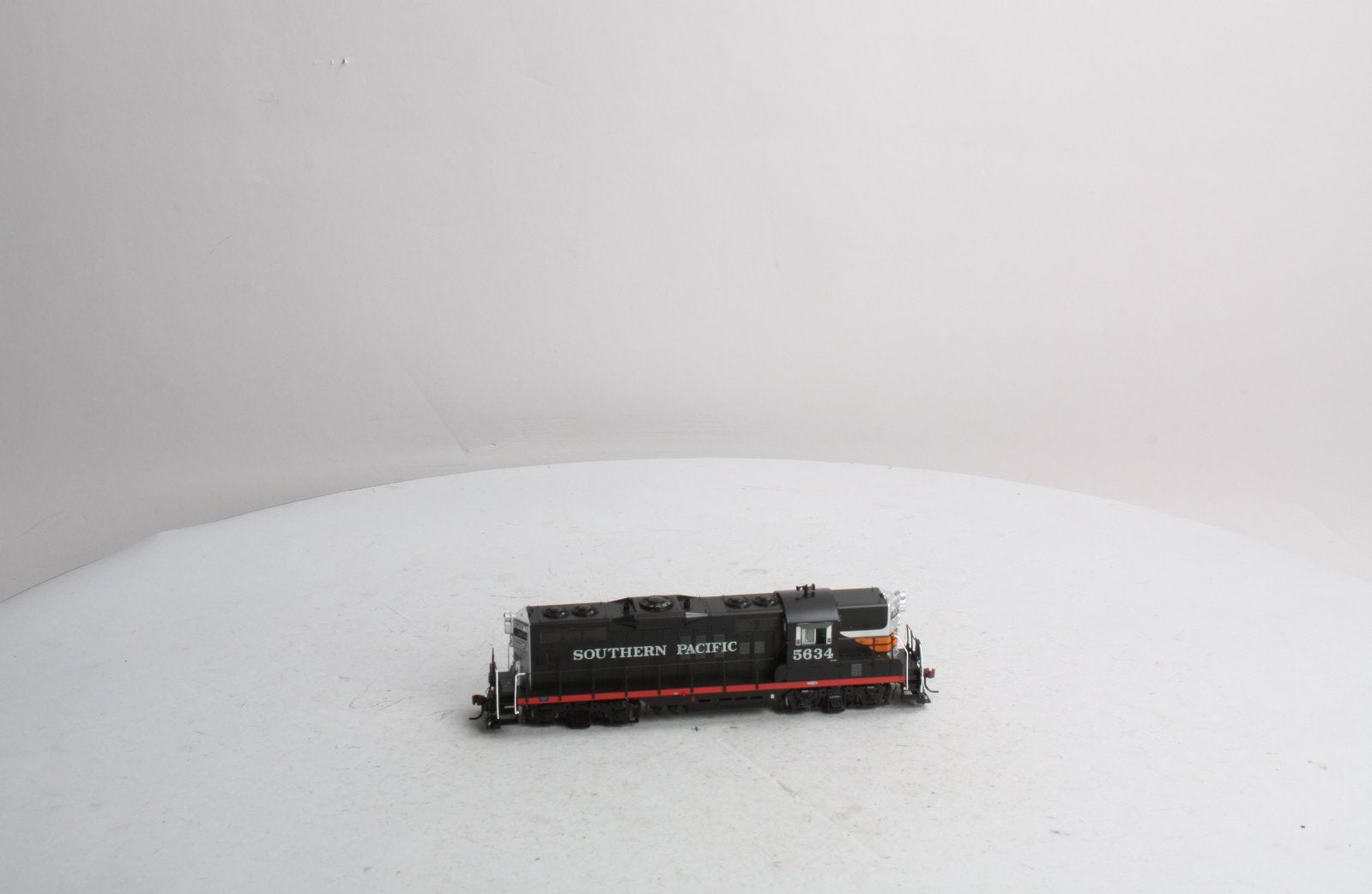 Athearn G62616 HO Scale Southern Pacific/Widow GP9 Diesel w/DCC & Sound #5634