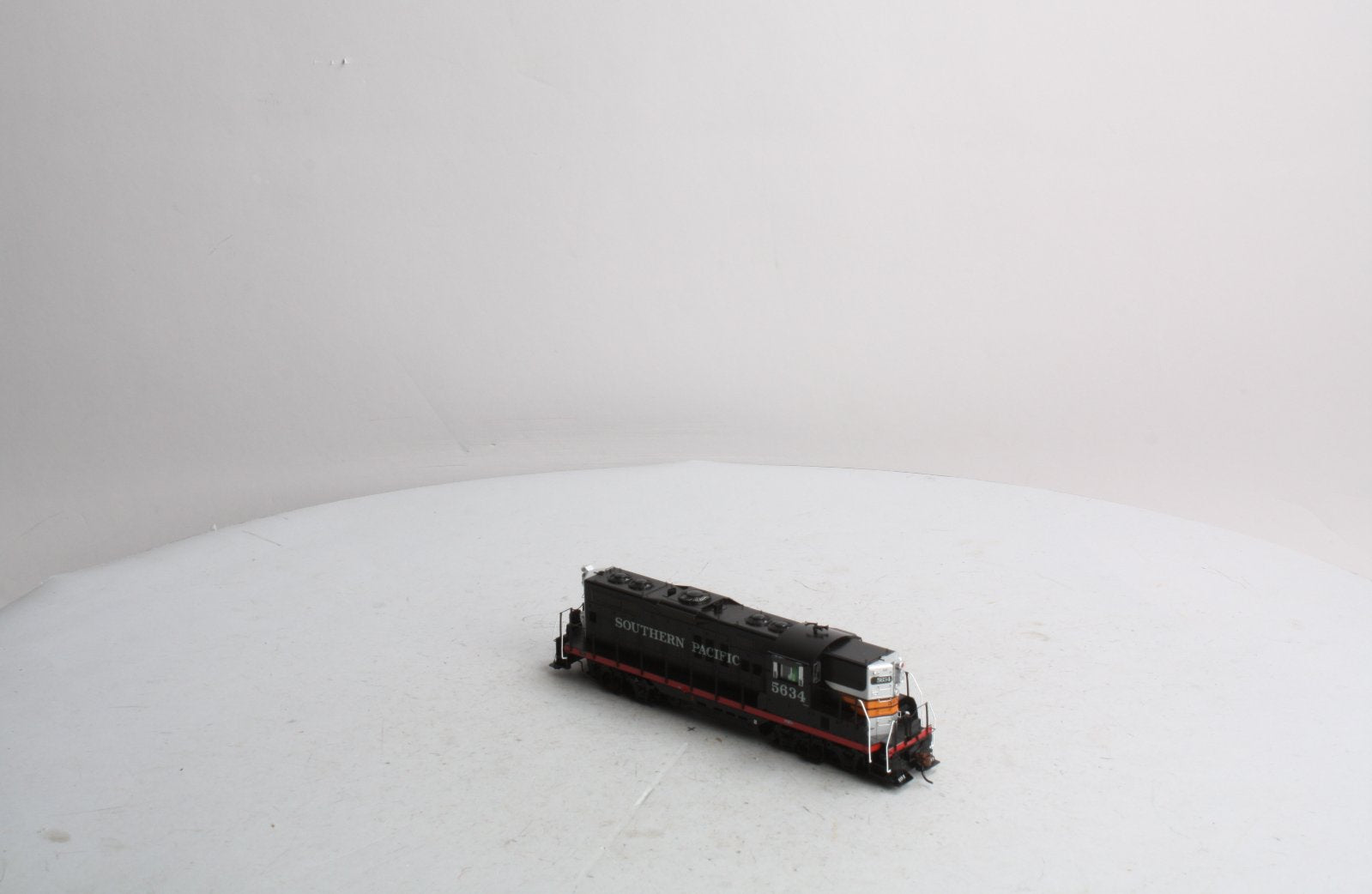 Athearn G62616 HO Scale Southern Pacific/Widow GP9 Diesel w/DCC & Sound #5634