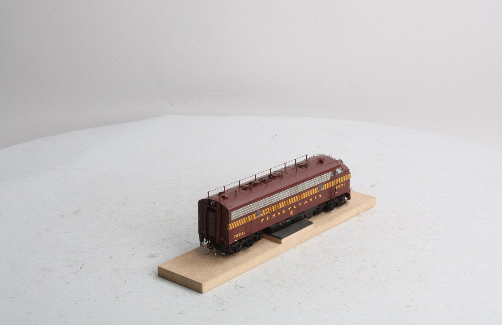 Athearn G22320 HO Pennsylvania FP7A Diesel Locomotive w/DCC & Sound #9833A