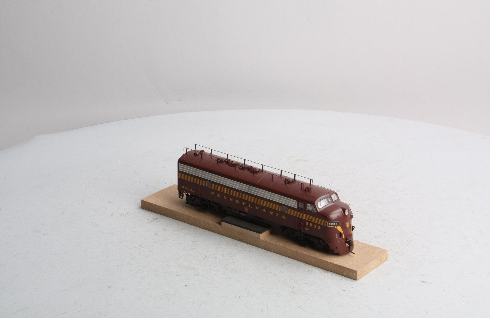 Athearn G22320 HO Pennsylvania FP7A Diesel Locomotive w/DCC & Sound #9833A