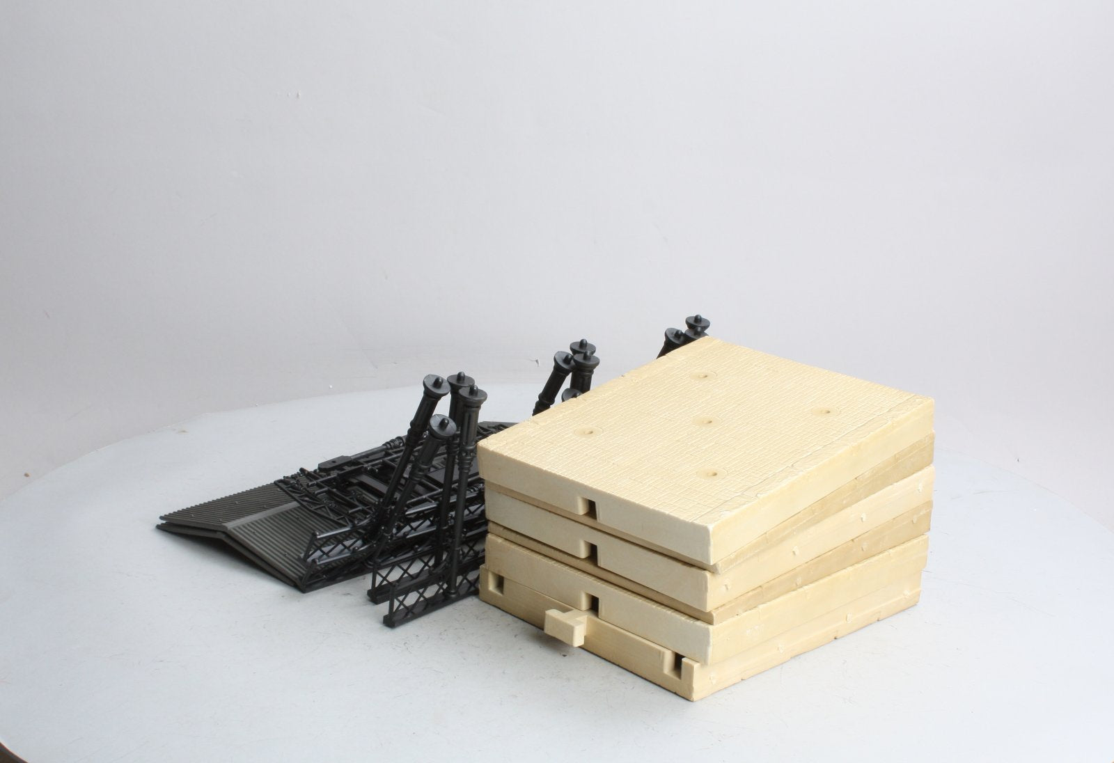 Pola 908 G Scale Covered Platform KIT