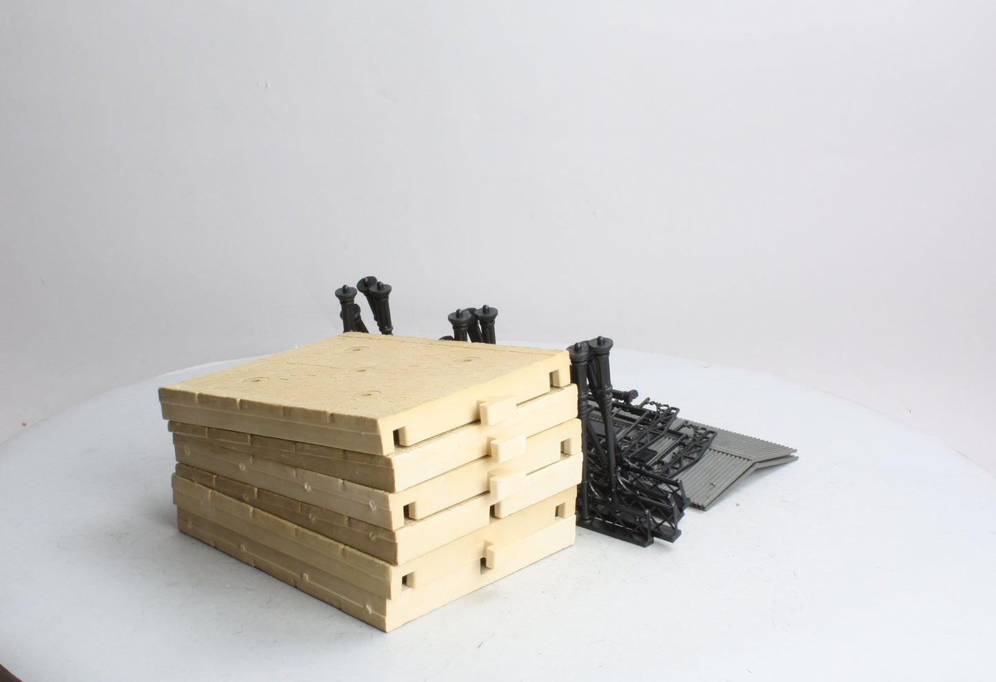 Pola 908 G Scale Covered Platform KIT