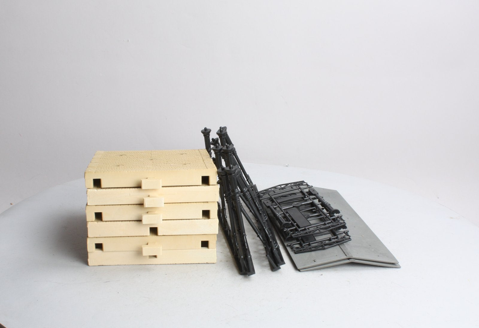 Pola 908 G Scale Covered Platform KIT