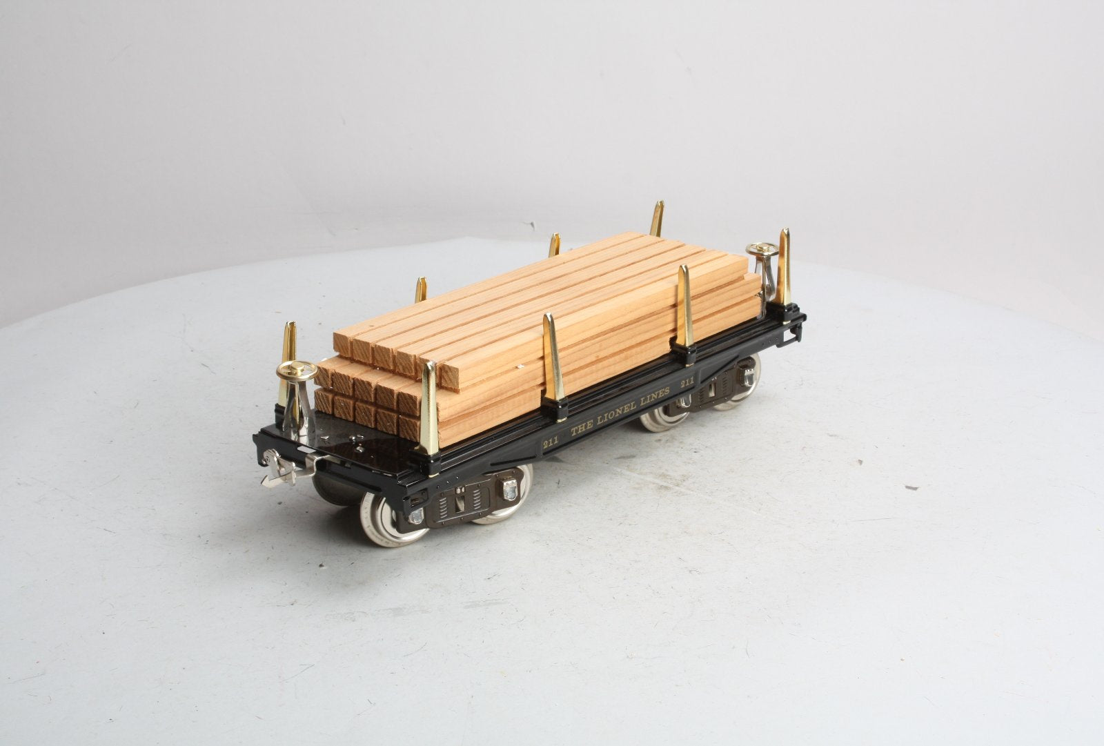 MTH 11-30033 Std. Flatcar w/Load #211 blk/Brss