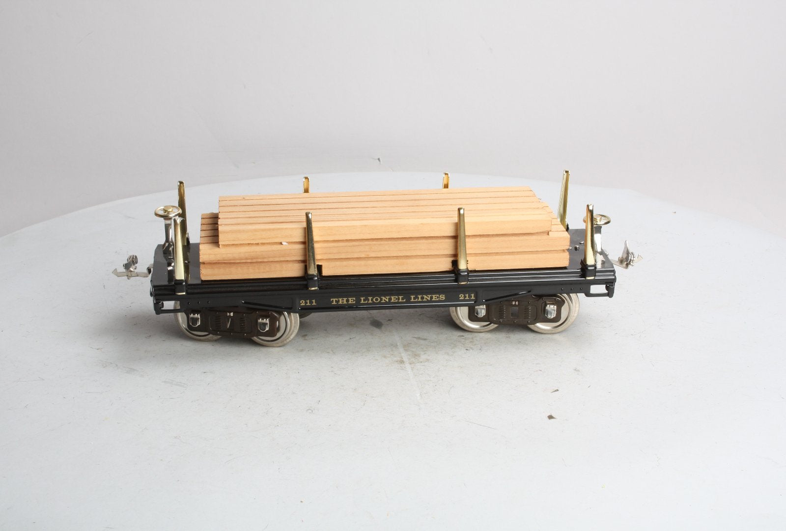 MTH 11-30033 Std. Flatcar w/Load #211 blk/Brss