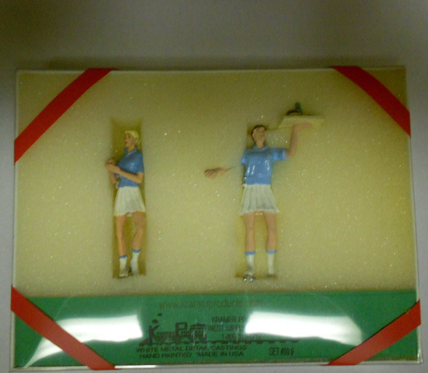 Kramer 009 G Scale Two dinner girls with blue shirts