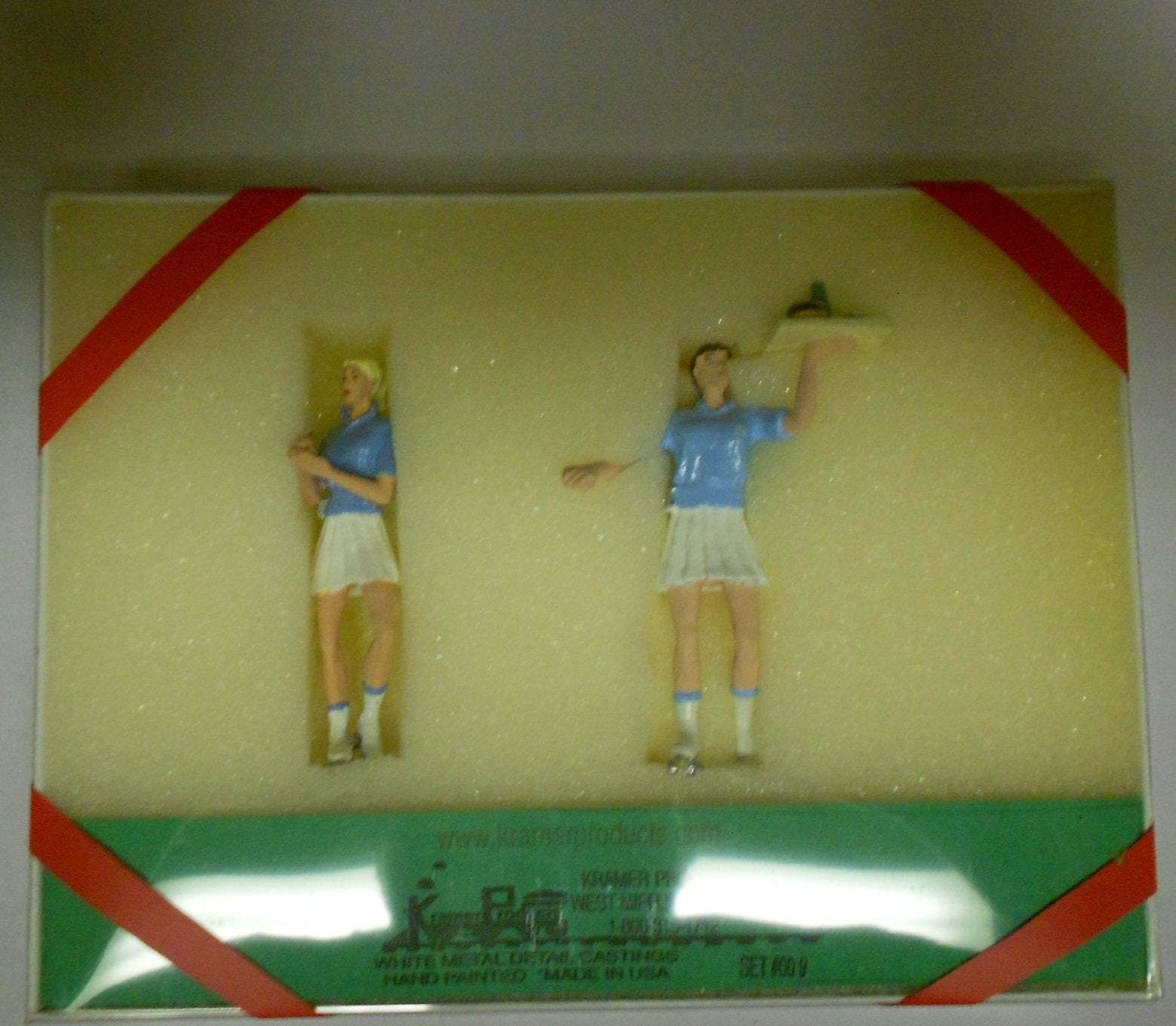 Kramer 009 G Scale Two dinner girls with blue shirts