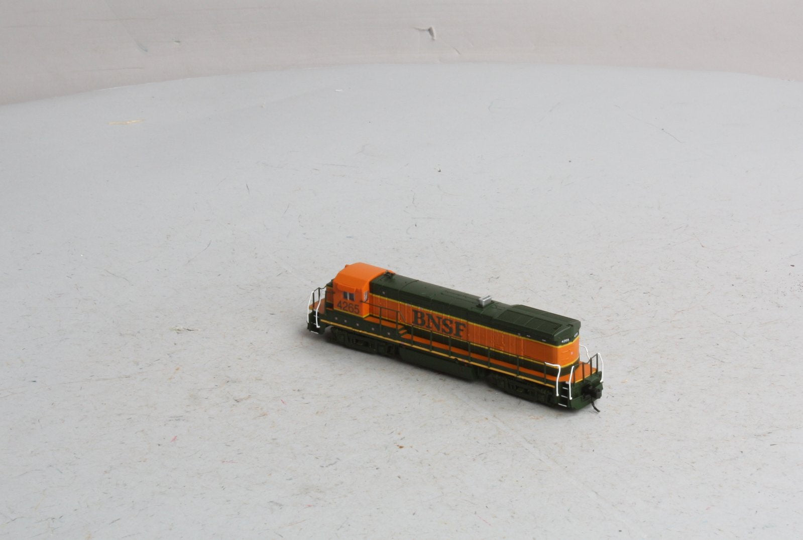 Atlas 49710 N BNSF B23-7 Diesel Locomotive Standard DC #4265