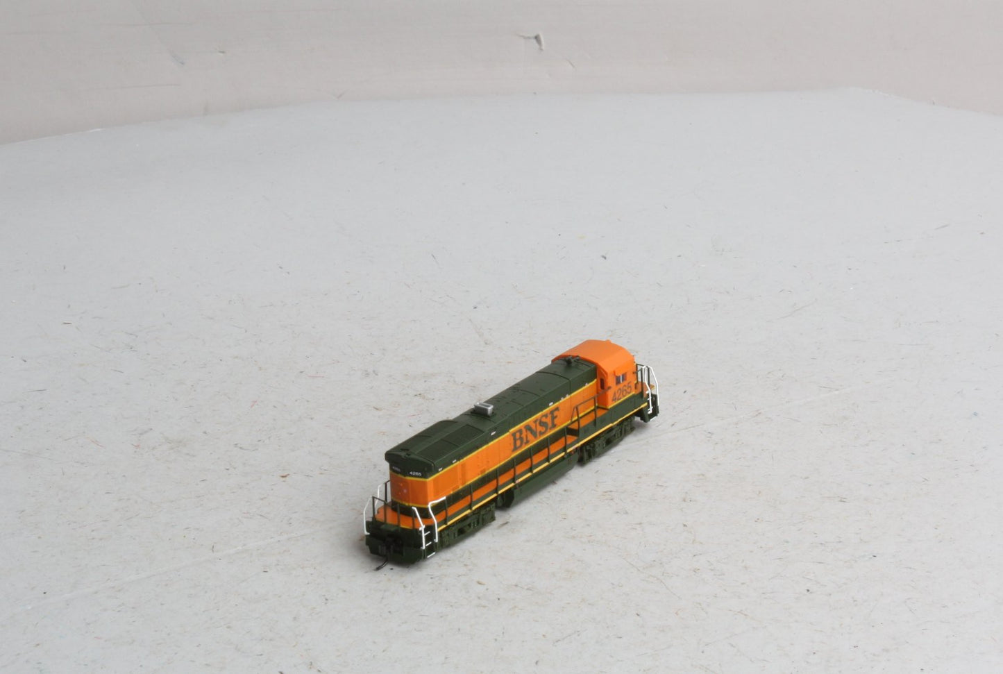 Atlas 49710 N BNSF B23-7 Diesel Locomotive Standard DC #4265
