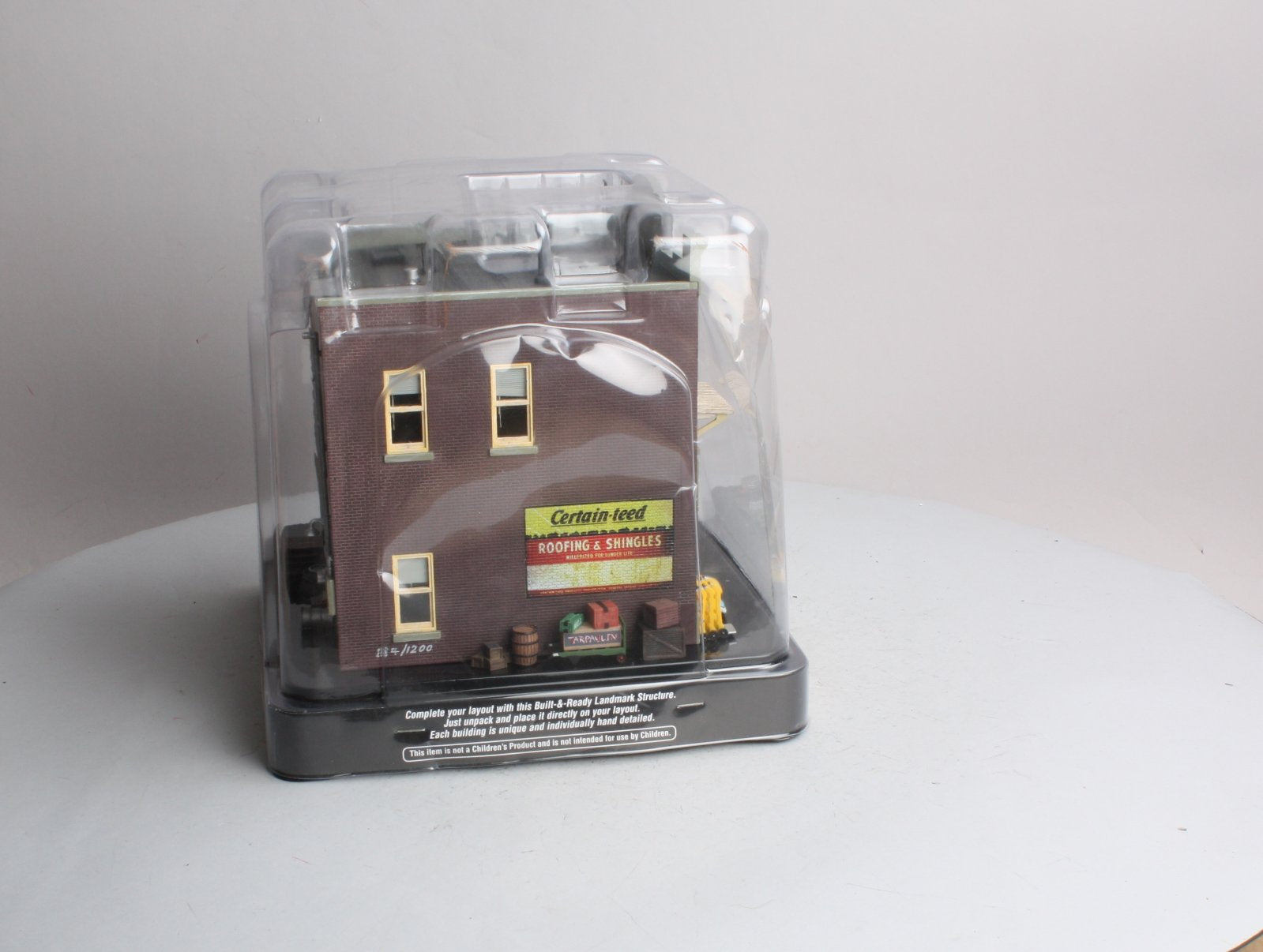 Woodland Scenics BR5822 O Built-&-Ready Menards Hardware Store Building