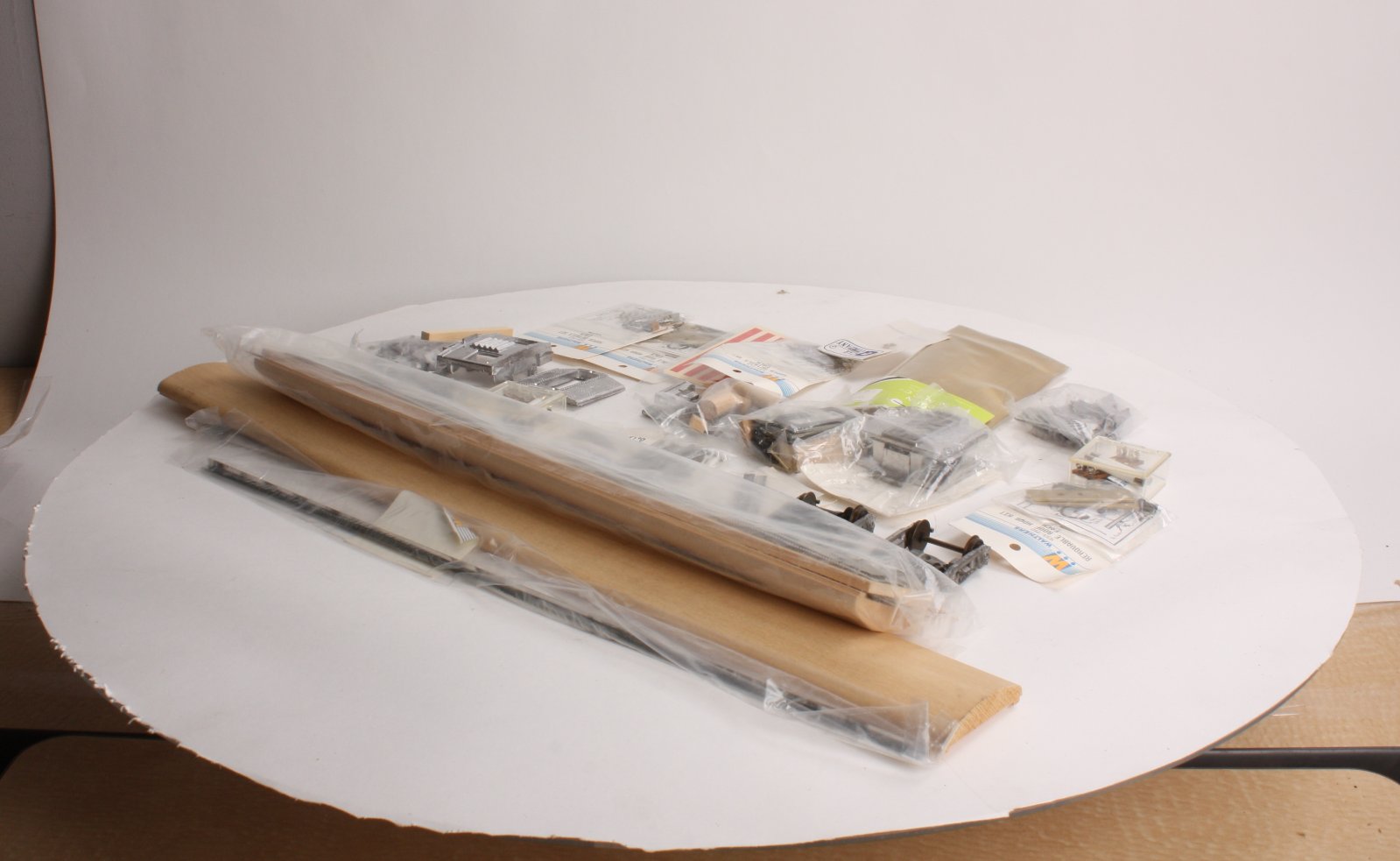 Walthers 933-3642 O Scale 2-Rail Wooden & Metal Gas/Electric Car Kit