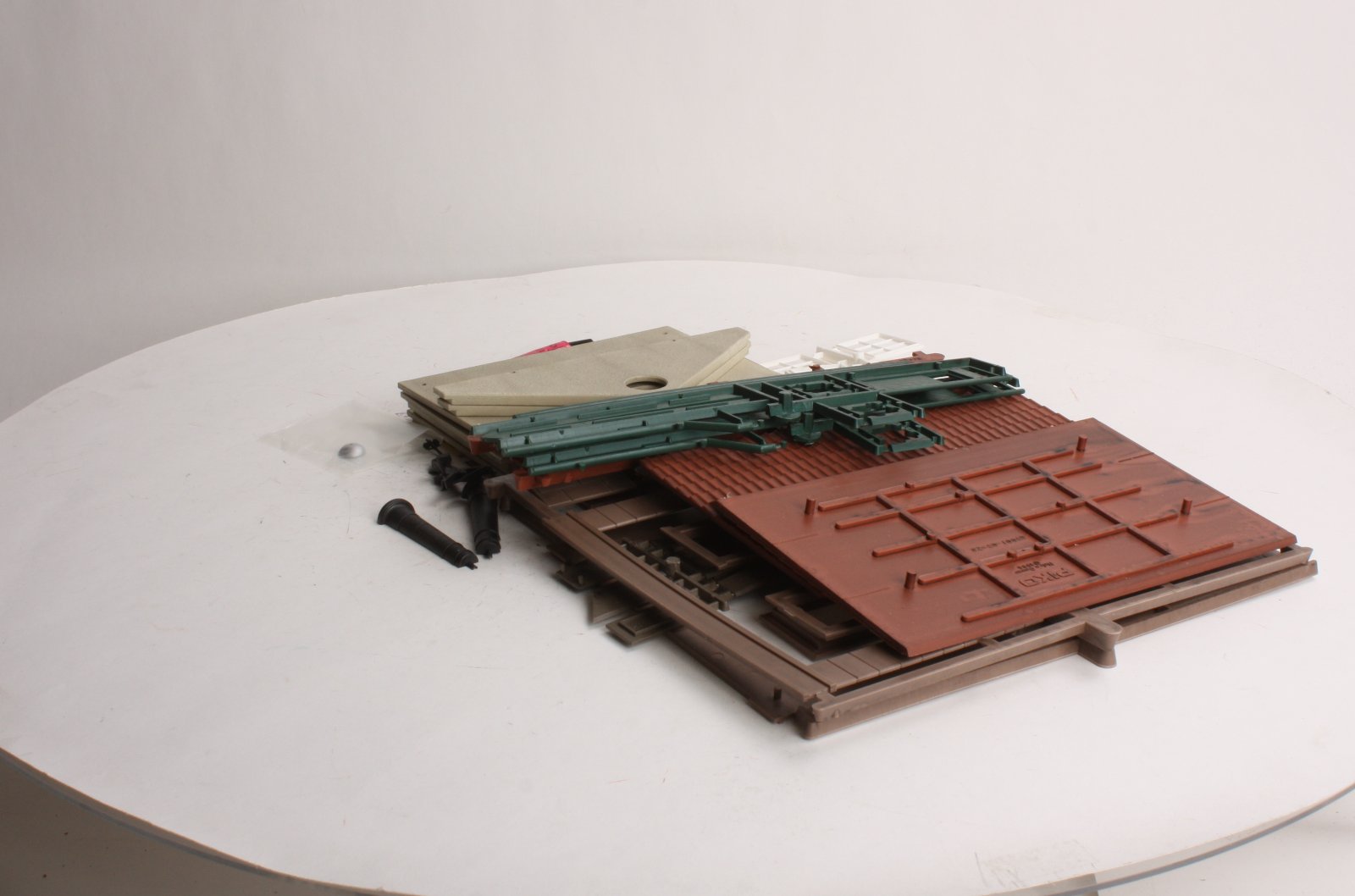 Piko 63002 G Scale Crossing Keepers House