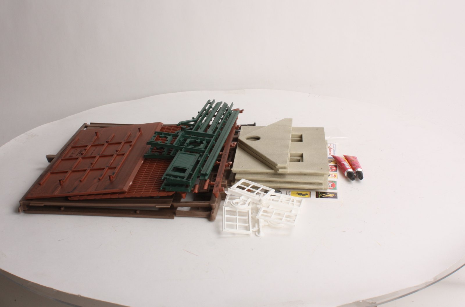 Piko 63002 G Scale Crossing Keepers House