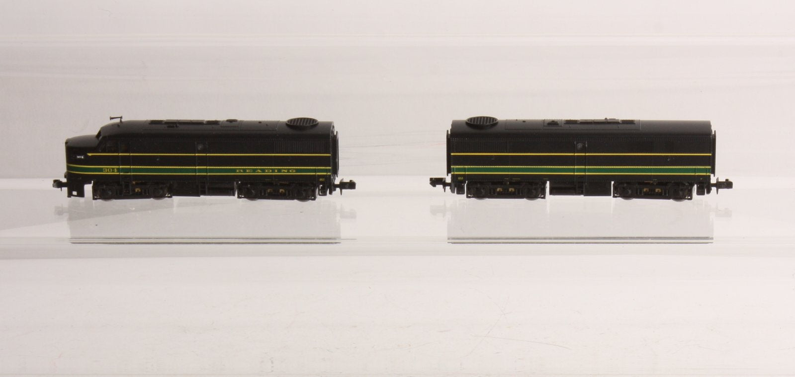 Life Like 7454 N Scale Reading FA1 A/B Diesel Locomotives #304
