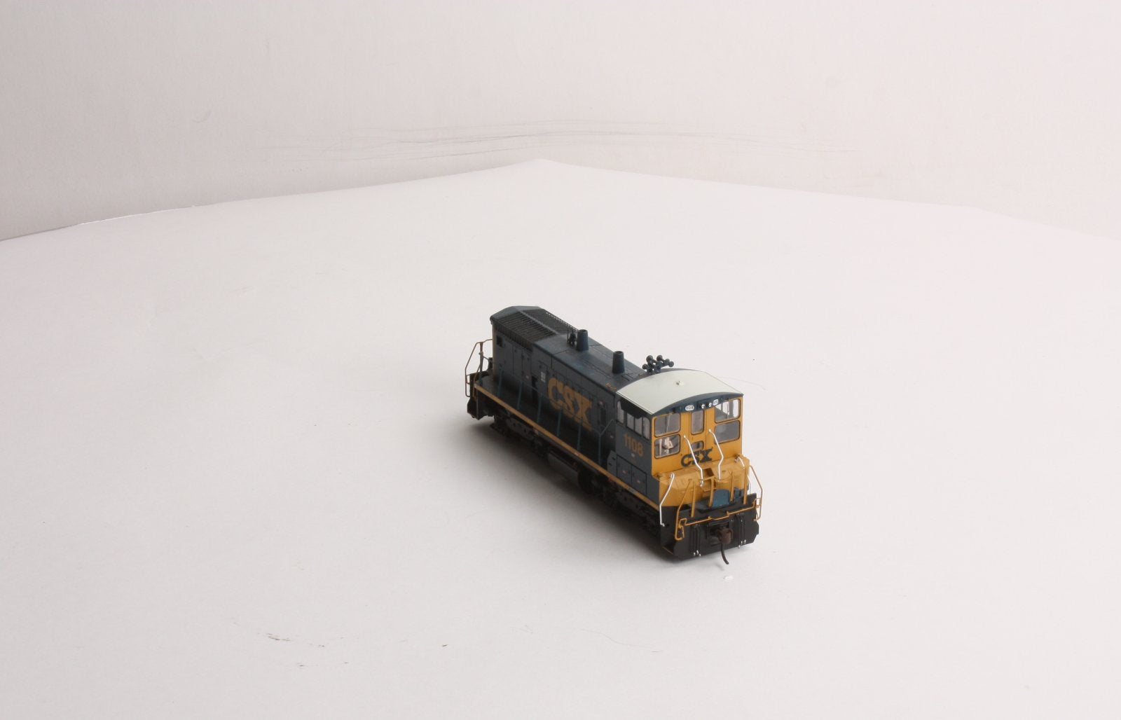 Athearn 95844 HO Scale CSX SW1500 Diesel Locomotive #1108