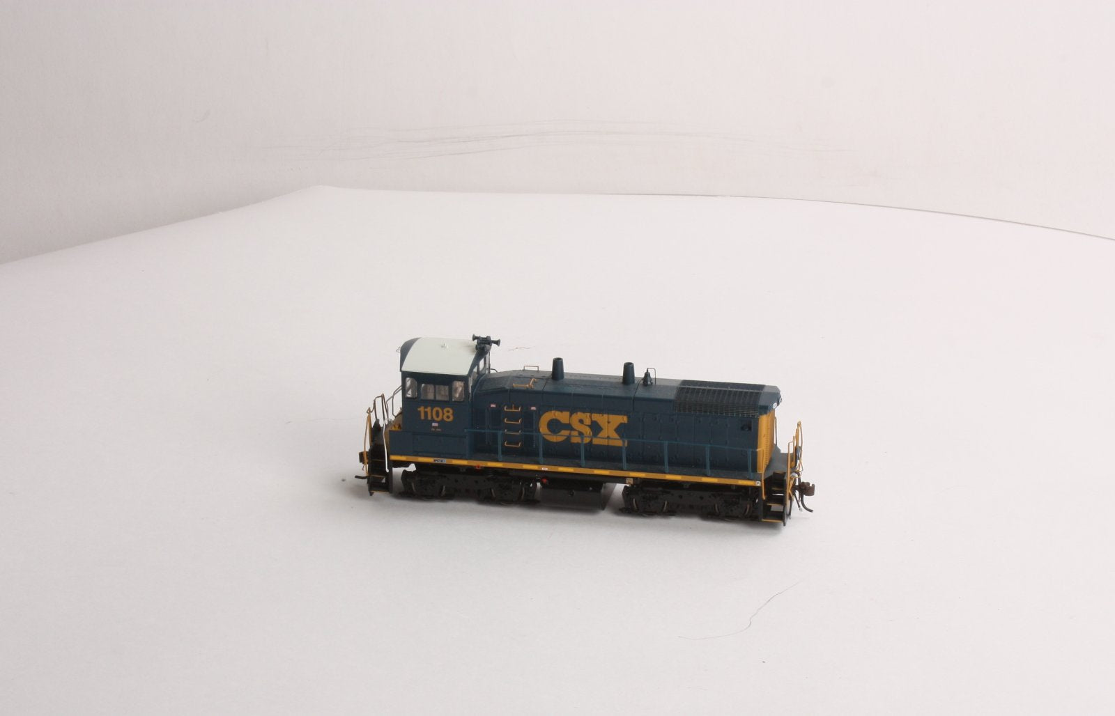 Athearn 95844 HO Scale CSX SW1500 Diesel Locomotive #1108
