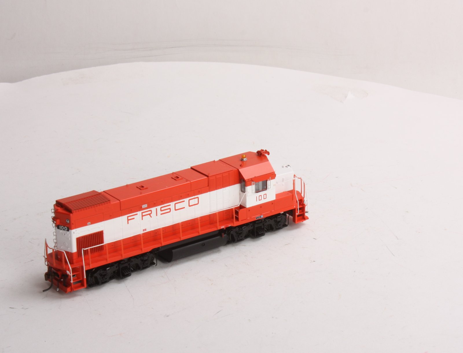 Athearn G68119 HO Frisco GP15-1 Diesel w/DCC & Sound, #100