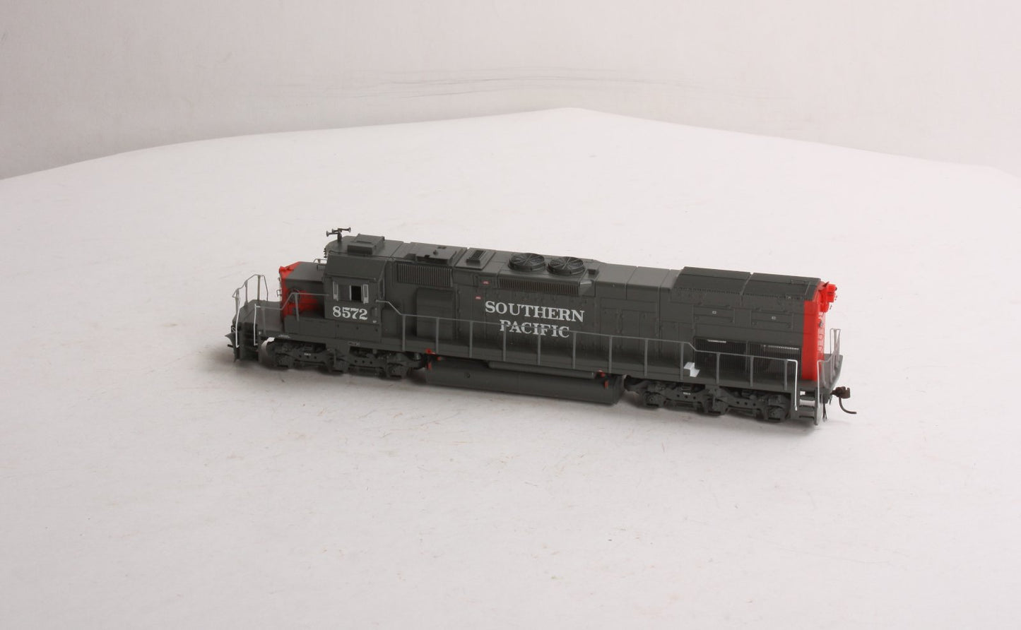 Athearn 95136 HO Southern Pacific SD40T-2 Diesel Locomotive #8572
