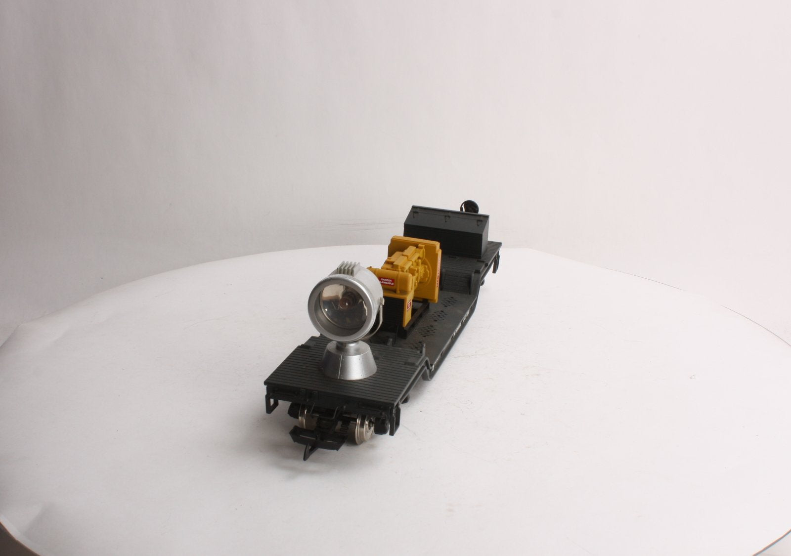 USA Trains R17329 G GN Searchlight-Style Depressed-Center Flat Car w/Generator